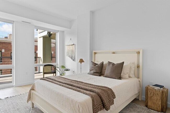 Building Photo - 220 9th St