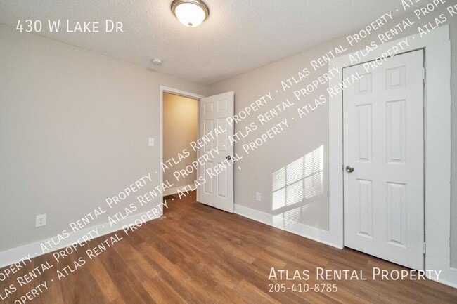 Building Photo - 430 W Lake Dr