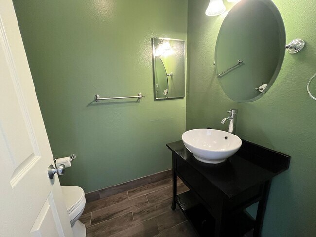 Building Photo - 2 bedroom, 1.5 bath townhouse in the heart of Irvine!