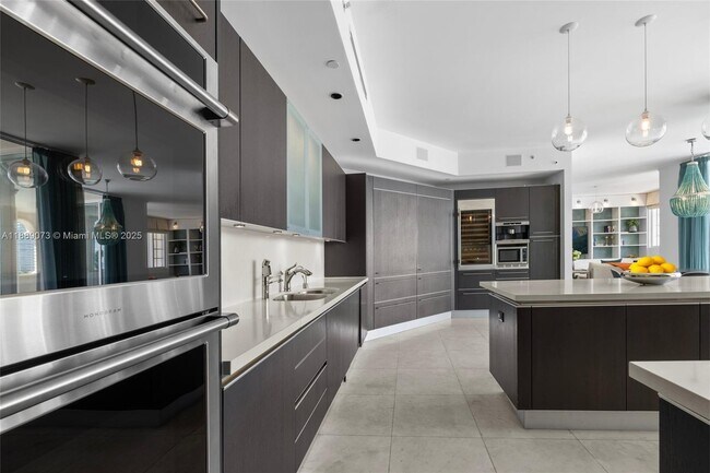 Building Photo - 7133 Fisher Island Dr