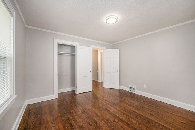 Building Photo - 2-bedroom, 1-bathroom duplex is located in...