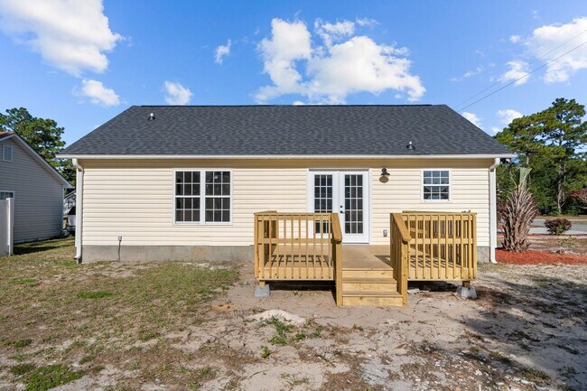 Building Photo - Fully Renovated 3 Bedroom in Southport!