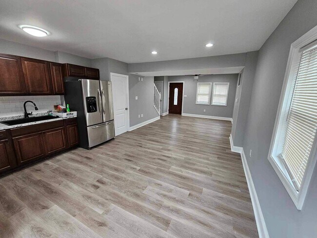 Building Photo - COMING SOON-4 Bedroom Townhouse in Essex