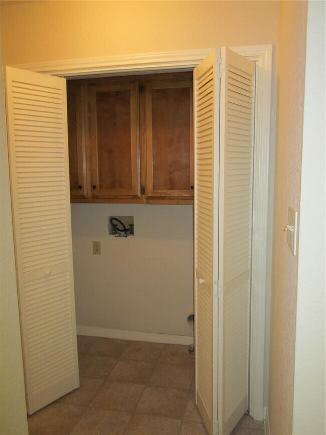 Building Photo - 102 Verna Spur