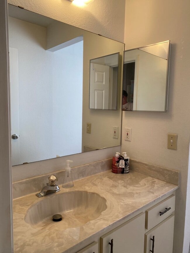 Building Photo - SPACIOUS, FIRST FLOOR CONDO WITH BIG FENCED IN PATIO IN THE LOVELY COMMUNITY OF QUAIL RIDGE!