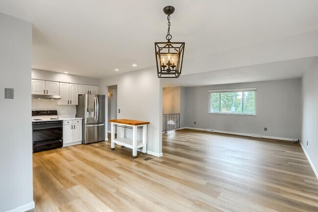 Building Photo - 4 BED 3 BATH HOUSE NEAR CREAK PARK!!!