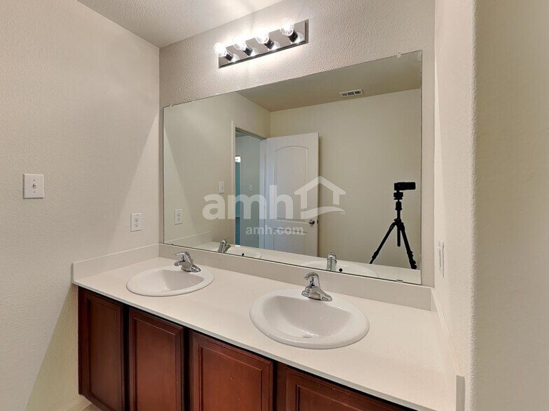 Building Photo - 9055 Lone Cypress Dr
