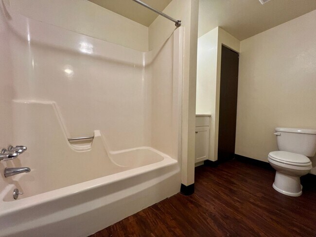 Building Photo - Wonderful 1BR in Lovely Location! Beautifu...