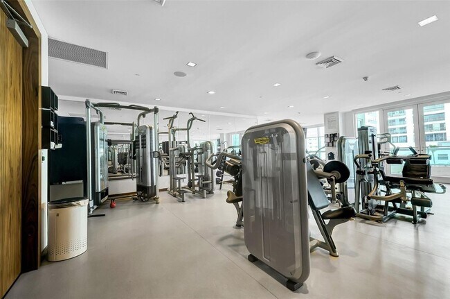 Building Photo - 101 S Fort Lauderdale Beach Blvd