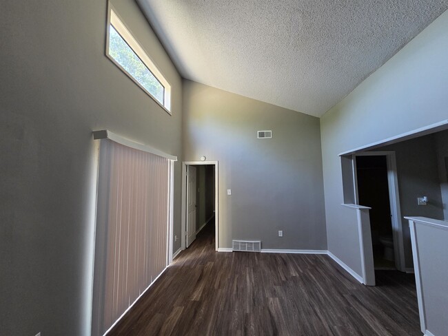 Building Photo - 6369 Golden Park Dr