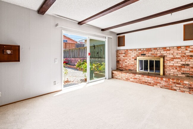 Building Photo - Charming and Immaculate Home for Rent in S...