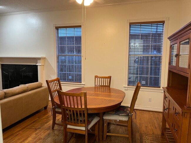 Building Photo - 6855 Bellgreen Dr