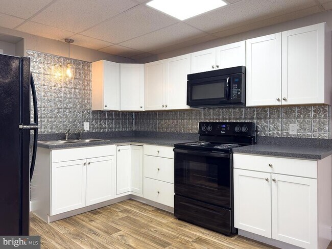 Building Photo - 100 S Front St