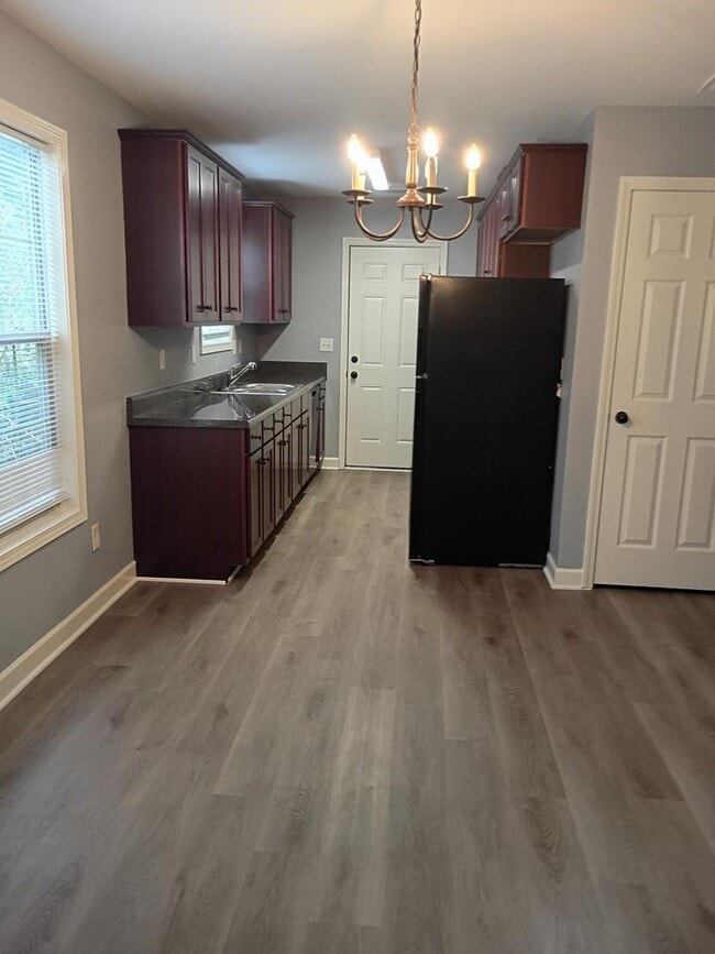 Building Photo - Beautiful Three Bedroom, Two Bathroom Sing...