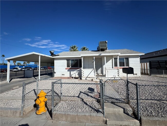 Building Photo - 1300 E Nelson Ave