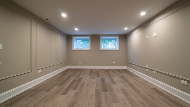 Building Photo - 5406 N Paulina St