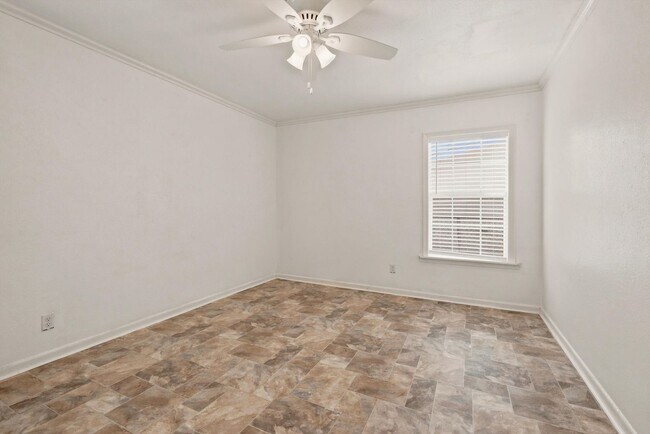 Building Photo - 231 Cicero Ave