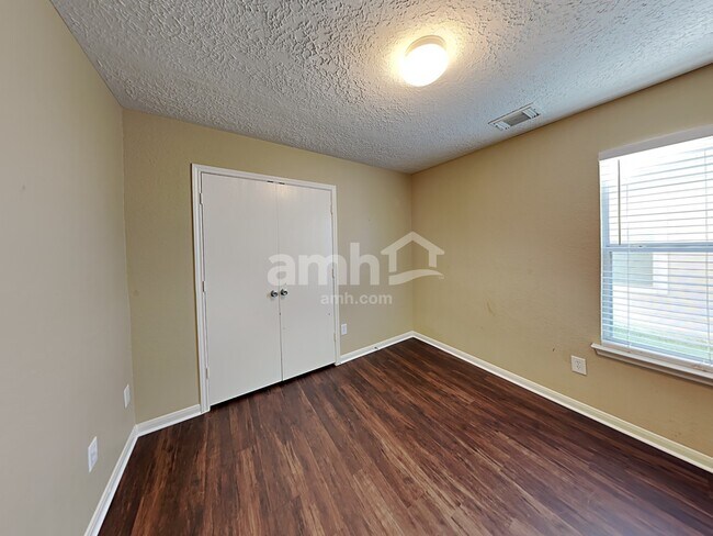 Building Photo - 29231 Legends Green Dr