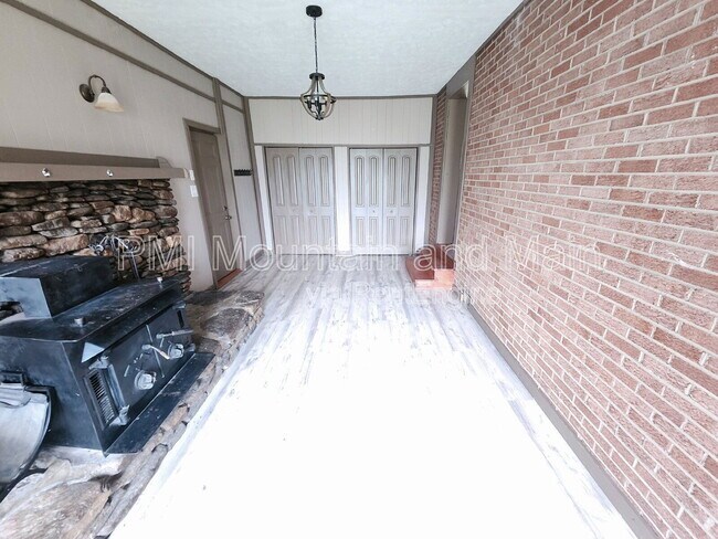 Building Photo - 317 N Hillandale Dr