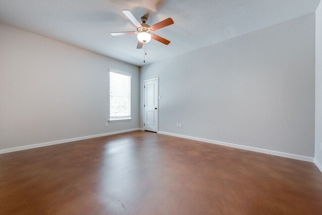 Building Photo - *** MOVE IN 2027 $5500 1st yr * $6000 2nd yr *** 5 Bed 3 Bath Short Walk to TCU Campus