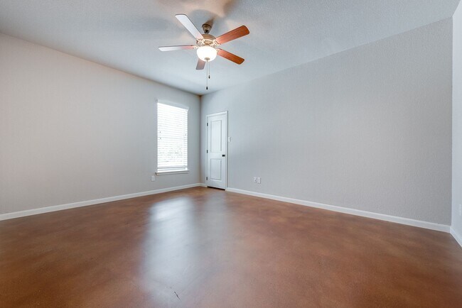 Building Photo - * MOVE IN SUMMER 05/08/2026 * $5000/$1000 ...