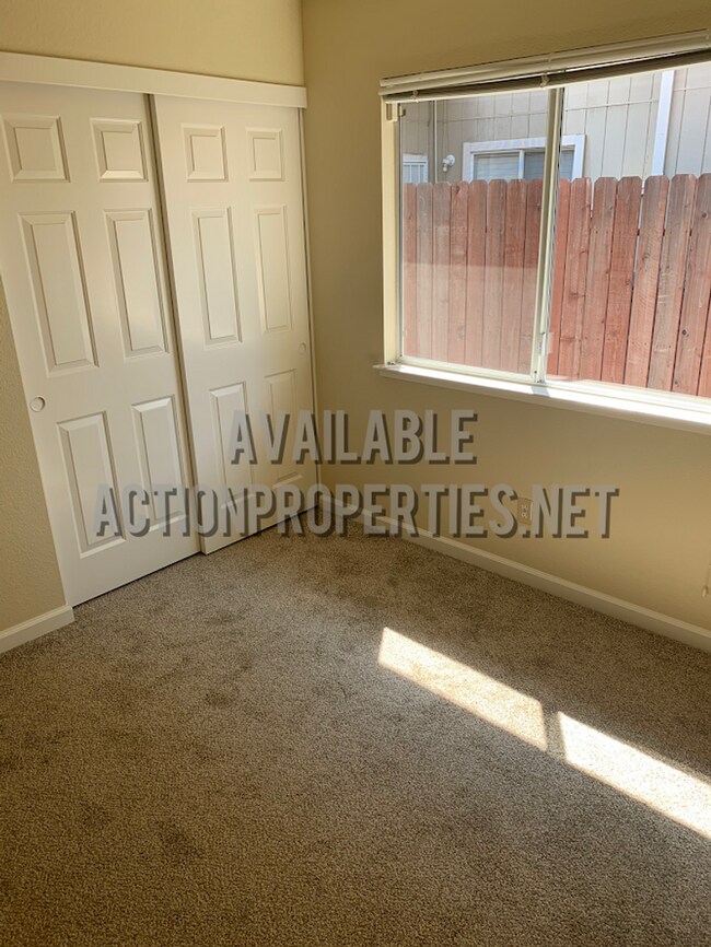 Building Photo - Antelope Single Story, - 3 bedroom, 2 bath - Separate Living Room, Family Room w/fireplace  Low M...