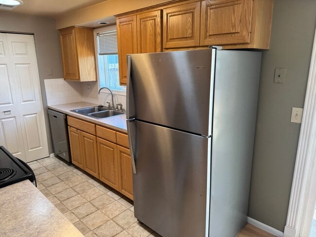 Building Photo - 2-bedroom/1 bathroom duplex with garage and shed!