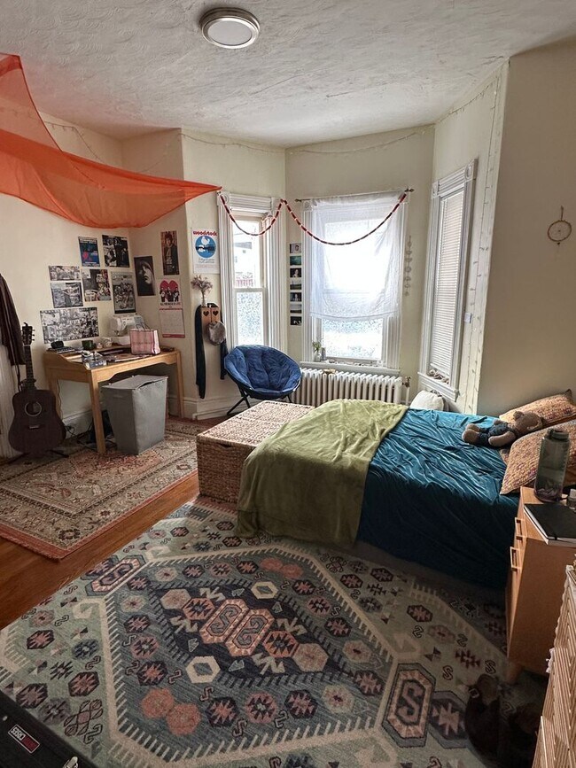 Building Photo - ALLSTON 4 BED/2 BATH FOR 9/1!  UPDATED KITCHEN AND BIG ROOMS!