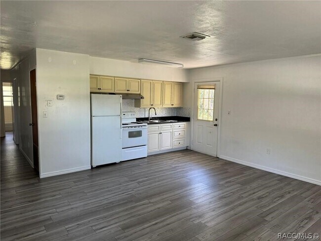 Building Photo - 6358 S Suncoast Blvd