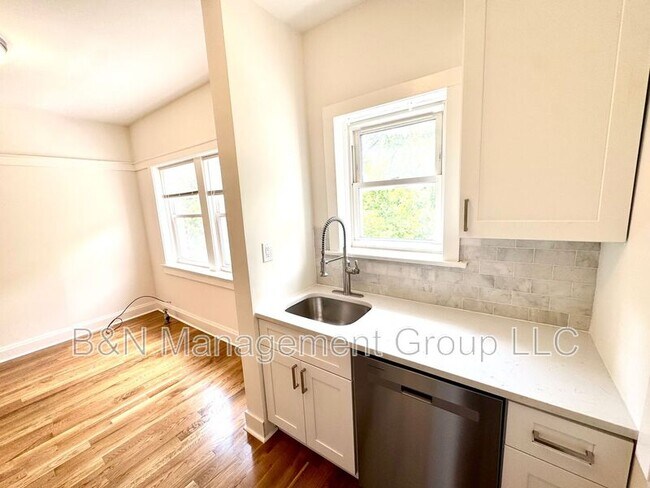 Building Photo - 1065 W Dakin St