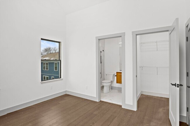 Building Photo - 127 E Cottage St