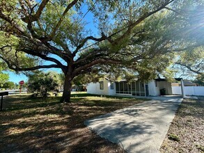 Building Photo - 2-Bedroom, 1.5-Bathroom Home in Tampa – Pe...