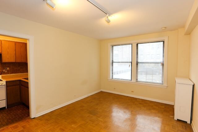 Building Photo - 629 W Belmont Ave