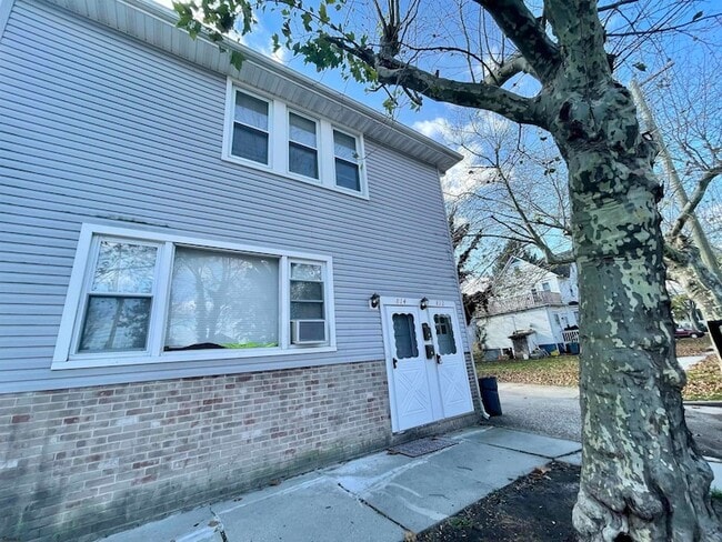 Building Photo - 814 Buerger St