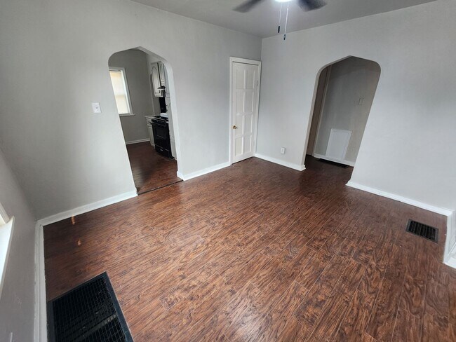 Building Photo - 824 Oak St