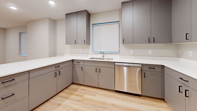 Building Photo - Modern 10 bedroom house close to U of M Ca...