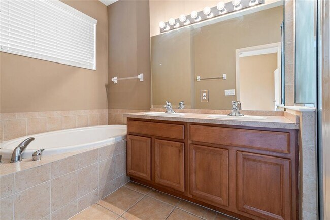 Building Photo - 2052 Park Crescent Dr