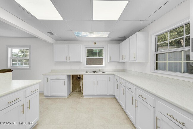 Building Photo - 2811 Myrtis Rd