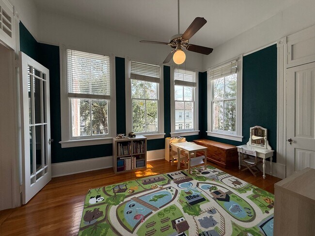 Building Photo - Spacious 4bed/ 3bath home located in the heart of Uptown - Partially furnished ***