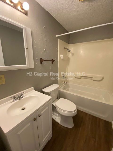 Building Photo - 400 George St