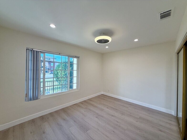 Building Photo - 1004 S Bruce Ln