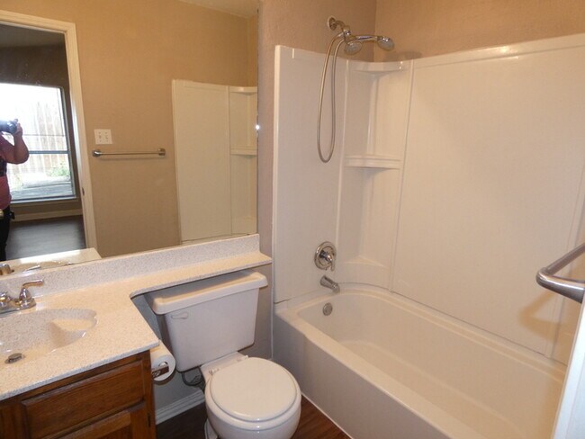 Building Photo - 8248 Meadowbrook Dr