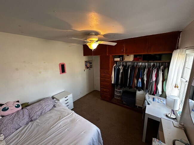 Building Photo - College: 1604-1601