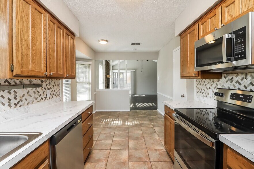 Building Photo - 5911 Woodsetter Ln