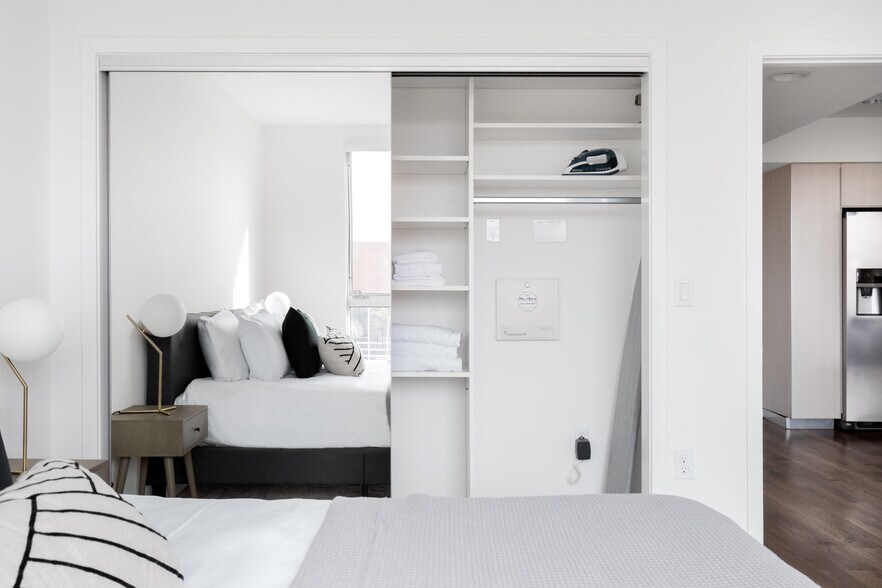 Building Photo - 10473 Santa Monica Blvd