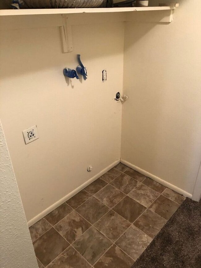 Building Photo - West Valley Town home - Large Backyard!