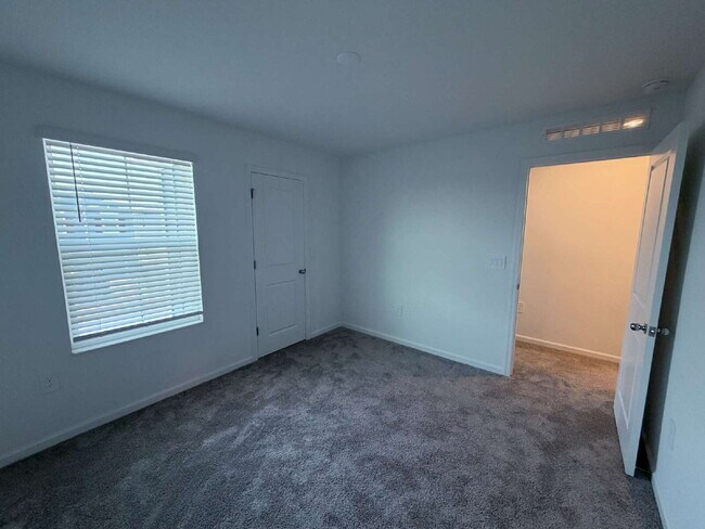 Building Photo - Available for Rent 5 spacious bedrooms and 2.5 bathrooms