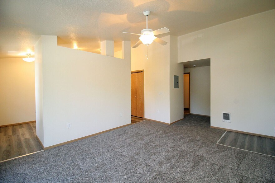 Building Photo - 1432-1422-1428 NE 160th Ave