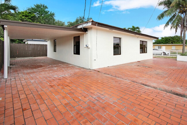 Building Photo - 800 NW 101st St