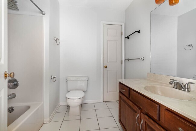 Building Photo - 2039F Raleigh Rd